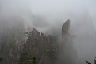 云雾缭绕中的奇峰异石
