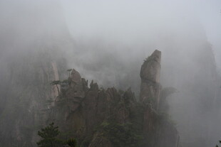 云雾缭绕的壮丽山峰