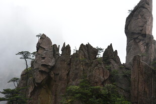 奇峰罗列的壮丽山景