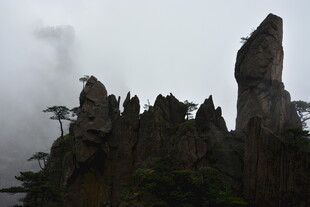 云雾缭绕的奇特山峰