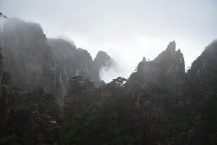云雾缭绕的壮丽山峰景观