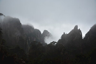 云雾缭绕的壮丽山峰