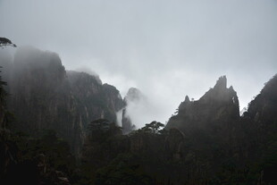 云雾缭绕的壮丽山峰