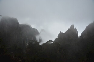 云雾缭绕的峻峭山峰