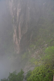 云雾缭绕的壮美山间景色