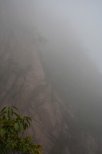 雾中峻岭一角