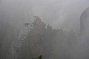 云雾缭绕中的险峻山峰