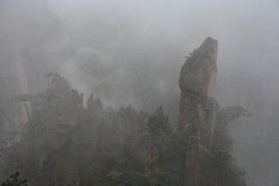 云雾缭绕中的奇峰怪石