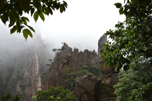 云雾缭绕的奇峰异石