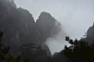 云雾缭绕的巍峨山峰