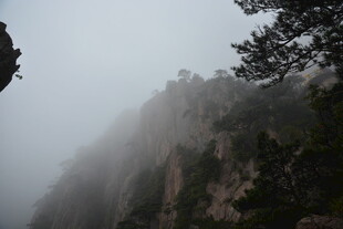 云雾缭绕的险峻山峰