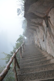 雾中峭壁上的石阶小路