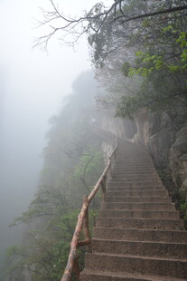 雾中蜿蜒的山间石阶小径
