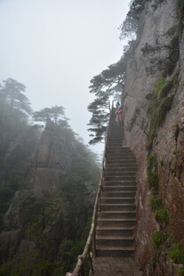 云雾中的山间石阶小道