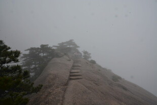 云雾中的山间石阶