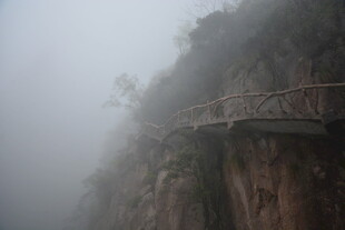 雾中悬空栈道
