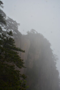 云雾缭绕的峻峭山峰