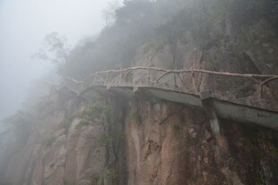 云雾中的山间悬空栈道