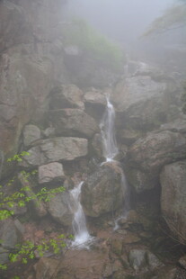 山间雾中潺潺小瀑布