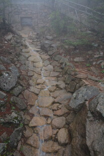 雾中蜿蜒的山间石板小径