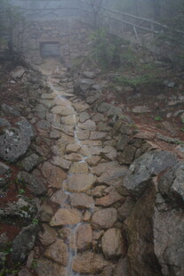 雾中崎岖石板山间小径