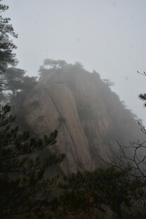 云雾缭绕的险峻山峰