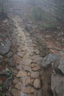 雾中蜿蜒的古朴石板小径