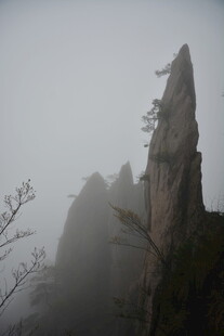 云雾中的峻峭山峰
