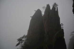 云雾中的峻峭山峰