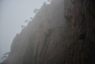 云雾缭绕的陡峭山峰