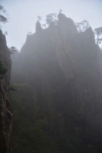 云雾缭绕的险峻山峰