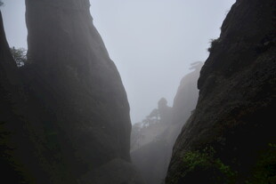 云雾缭绕的险峻山峰