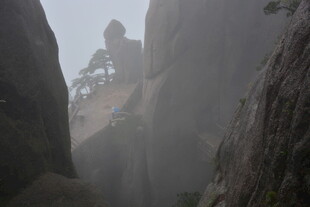 云雾缭绕中的险峻山峰