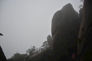 云雾缭绕的巍峨山峰