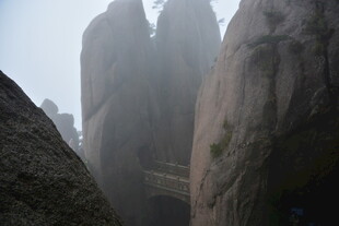 云雾缭绕的壮观奇峰异石