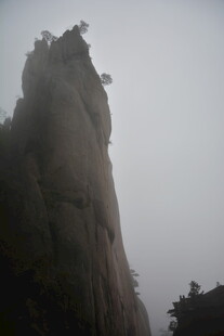 云雾缭绕的巍峨山峰