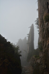 云雾缭绕的险峻山峰