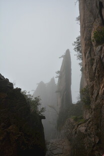 云雾缭绕的险峻山间景象