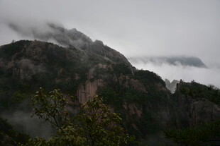 云雾缭绕的山峦美景