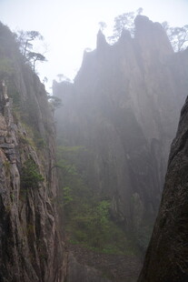 云雾缭绕的壮丽山峰景色