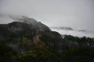 云雾缭绕的山峦美景