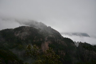 云雾缭绕的山峦美景