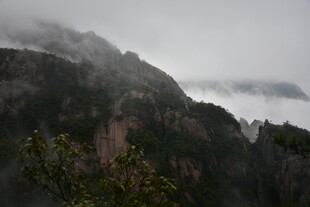 云雾缭绕的壮美山峦