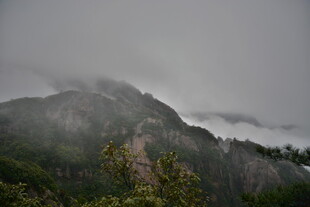 云雾缭绕的山峦景色