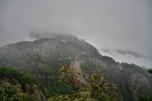 云雾缭绕的山峦美景