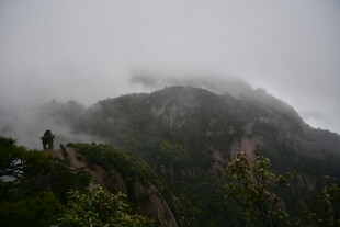 云雾缭绕的壮美山峦
