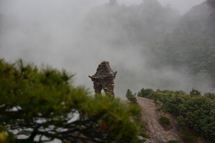 雾中登山者 探寻山间美景