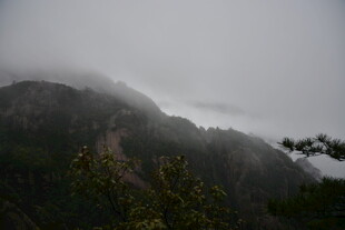 云雾缭绕的山峦景色