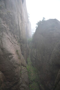 险峻山间峡谷景观