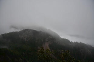 云雾缭绕的山峦美景